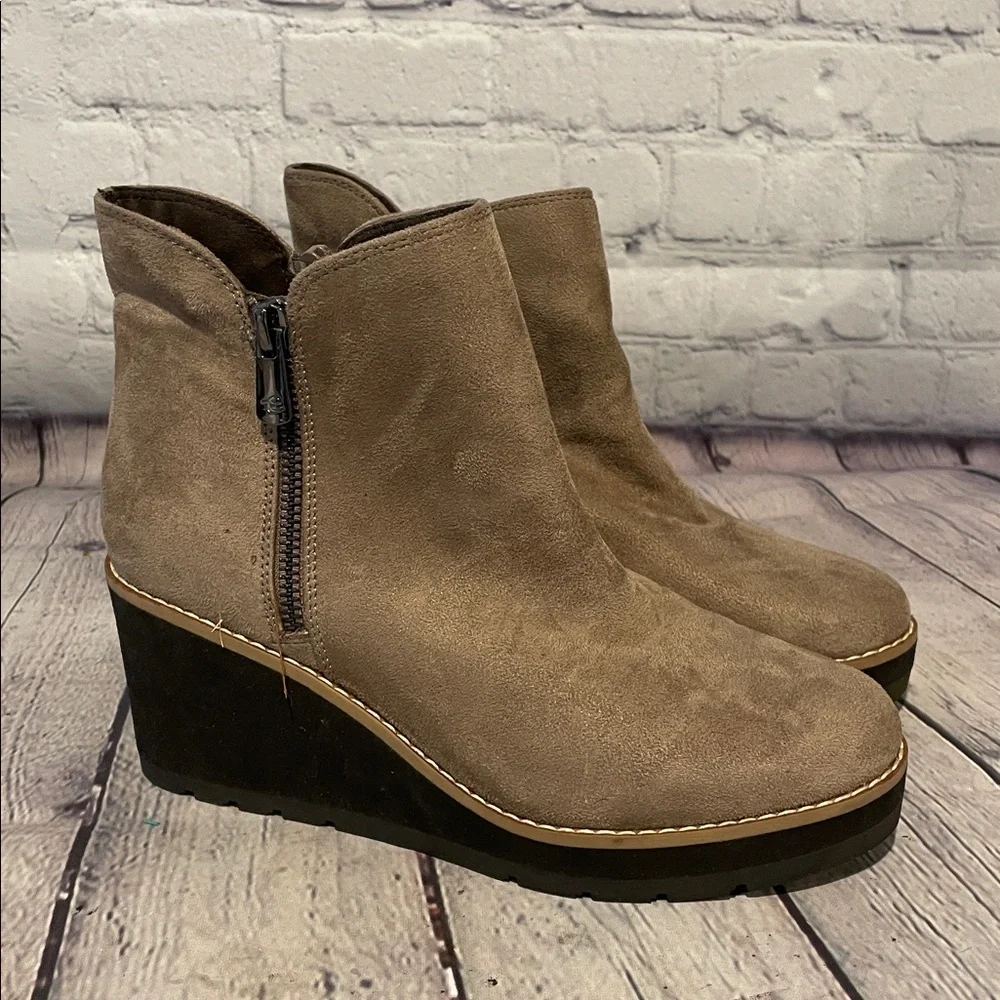 Easy Spirit Taupe and Black Wedge Boots NWOB Sz 6.5